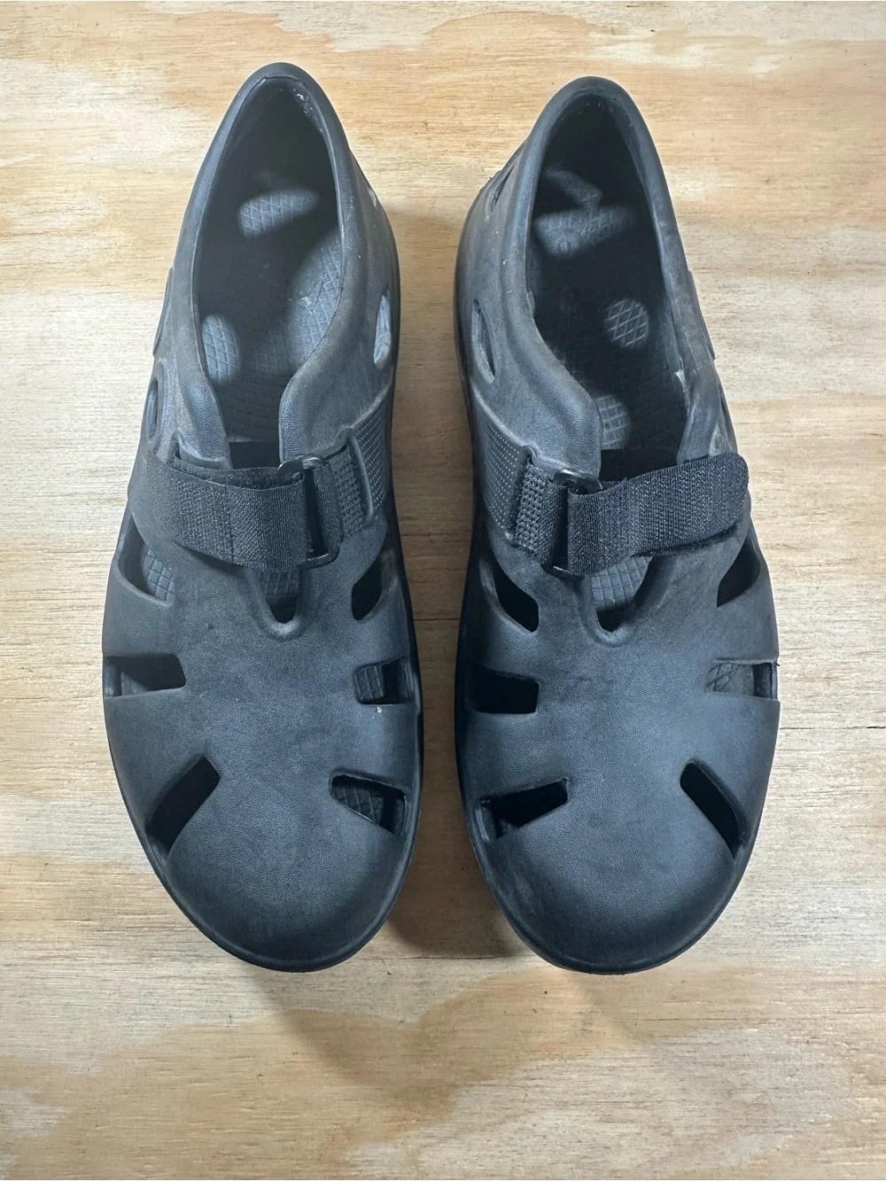 OOFOS OOcando Black Recovery Sandals Men’s Size 11